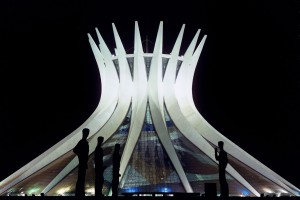 Brasília-DF, 2003: Catedral Metropolitana à noite .