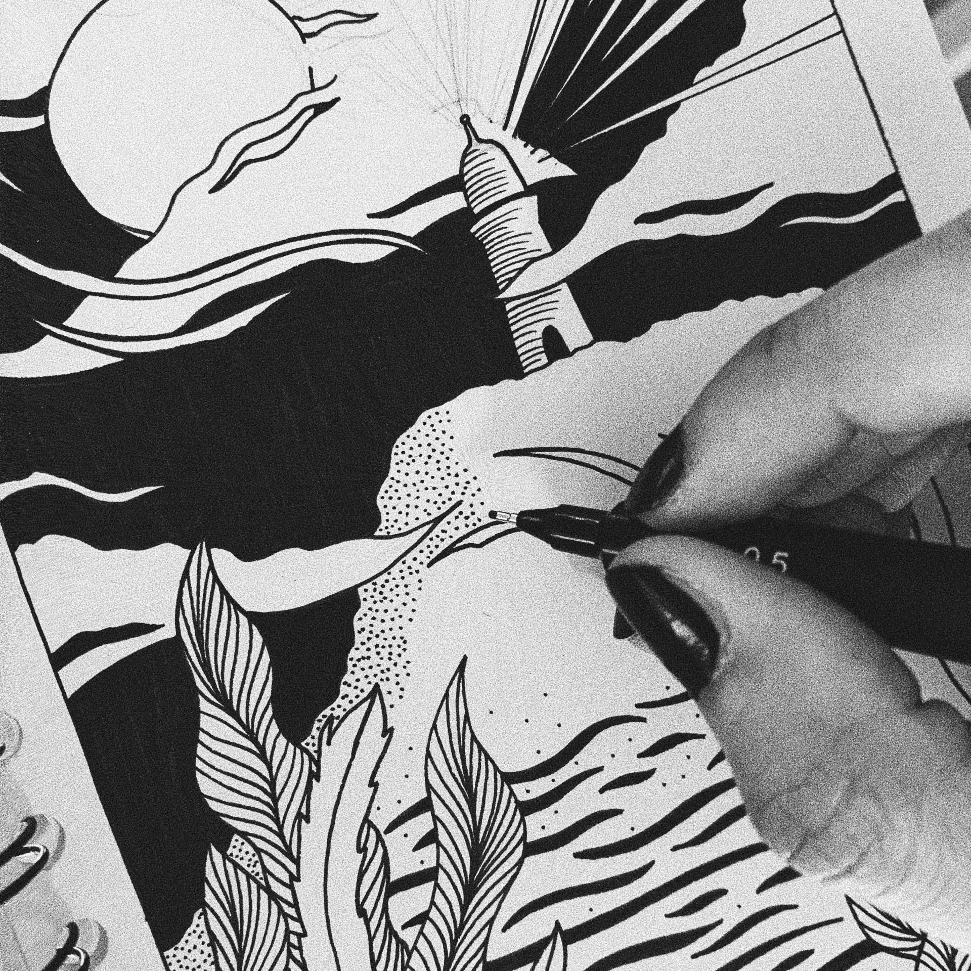 A hand with painted nails holds a fineliner pen and draws a black and white design © Chromakane