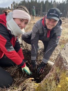 Hahnemühle apprentices plant 2000 Green Rooster trees in the Harz Mountains