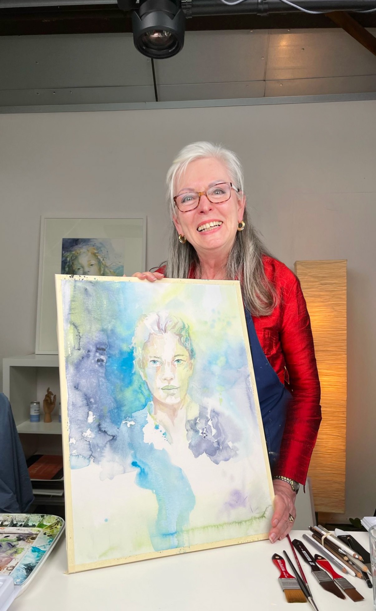 A brilliant moment from one of the compact courses: Gabriele Templin-Kirz shows her finished portrait in watercolour on fine Hahnemühle paper. Photo: © artistravel