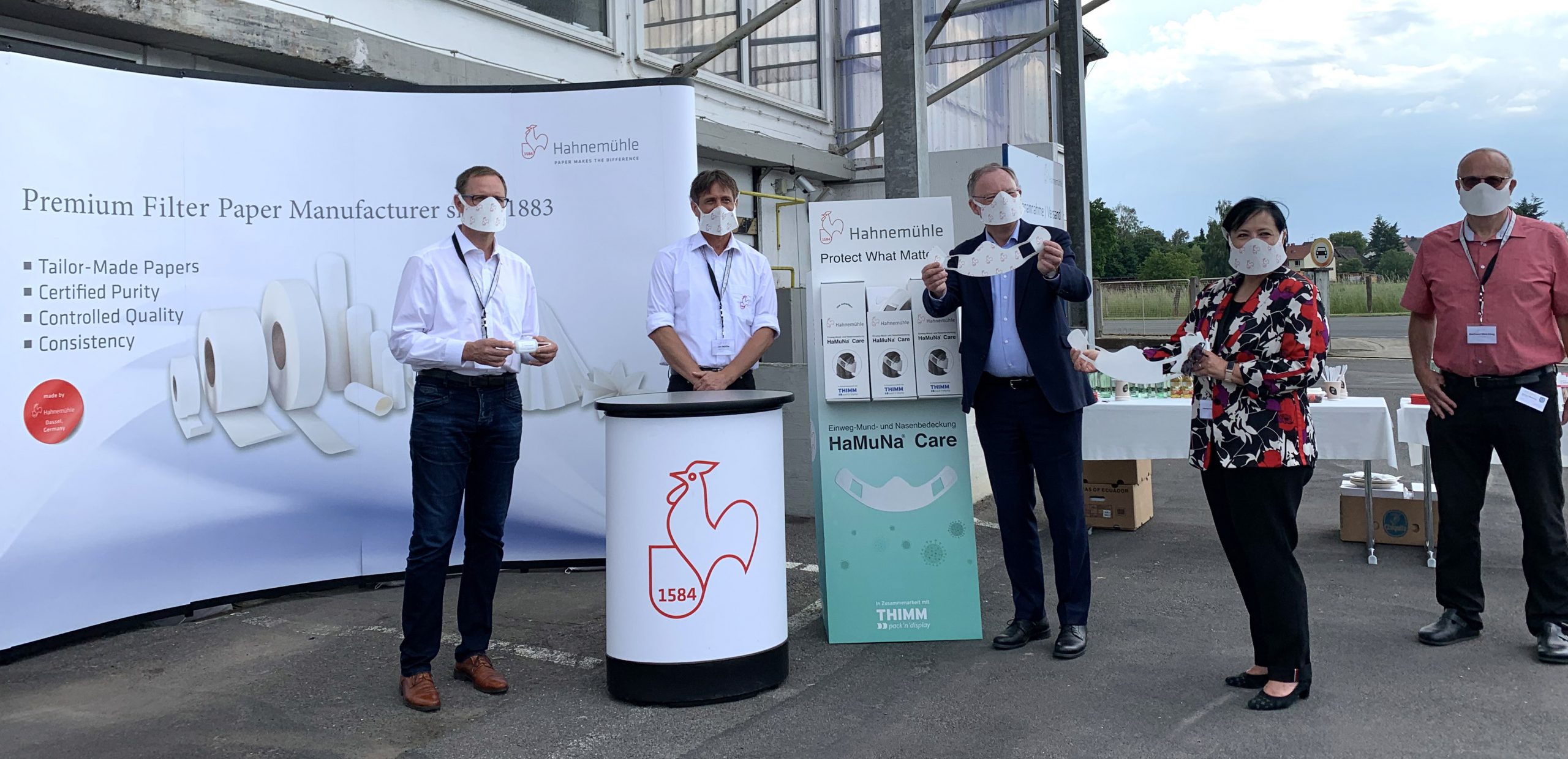 Roy Kühne, Jan Wölfle (Hahnemühle), MP Stephan Weil, Astrid Klinkert-Kittel, Gerhard Melching_970x470 px Mund-Nasen-Bedeckung aus Papier, HaMuNa Care Maske