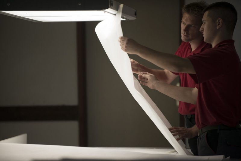 Hahnemühle Papiertechnologen begutachten Papier