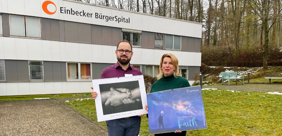 Blogheader Übergabe Hahnemühle Kunstkalender 2024 fürs Einbecker BürgerSpital Regionales Engagement und Sponsoring der Hahnemühle Kunstkalender 2024 fürs Einbecker BürgerSpital