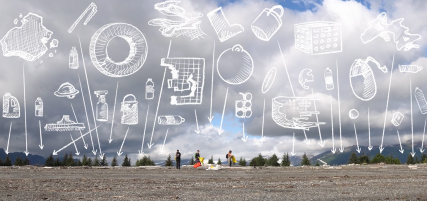 Plastik Müll an einem menschenleeren Strand in Alaska - Footprints on Katmai von Max Romey und Hahnemühle