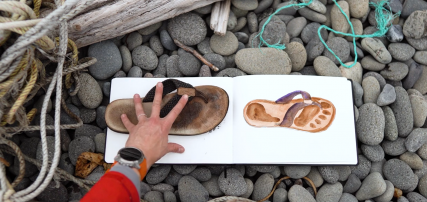 Ein Schuh von vielen - angespült in Alaska - gemalt in einem Hahnemühle Skizzenbuch von Max Romey