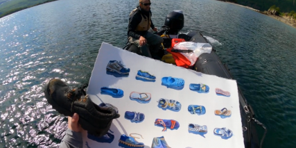 Schuhe aus dem Meer gemalt von Max Romey auf Hahnemühle Echt-Bütten Papier