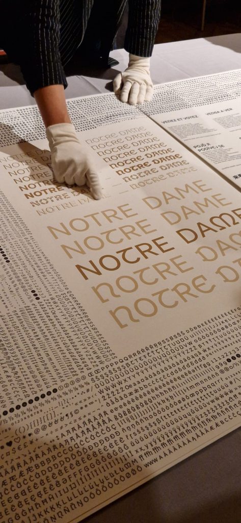 Neue Typografie für die Kirche Notre Dame de Paris nach dem Wiederaufbau gedruckt auf Hahnemühle Hanfpapier