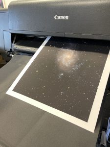 Astrofotografie der Spiralgalaxie Messier 33 auf Hahnemühle Digital FineArt Papier als Fotokunst gedruckt von WhiteWall Fotolabor, ©Dr. Henk Groth