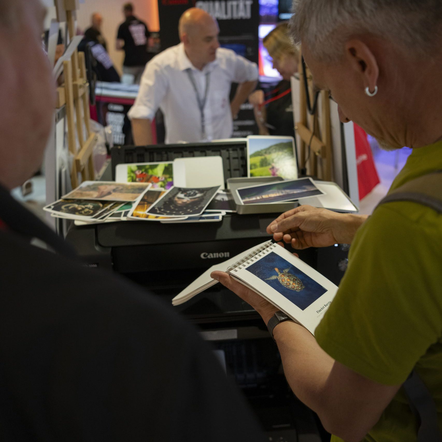 Papierauswahl für langlebige, nachhaltige Digital FineArt Inkjet Drucke von Hahnemühle an der mobilen Druckstation ©René Zieger