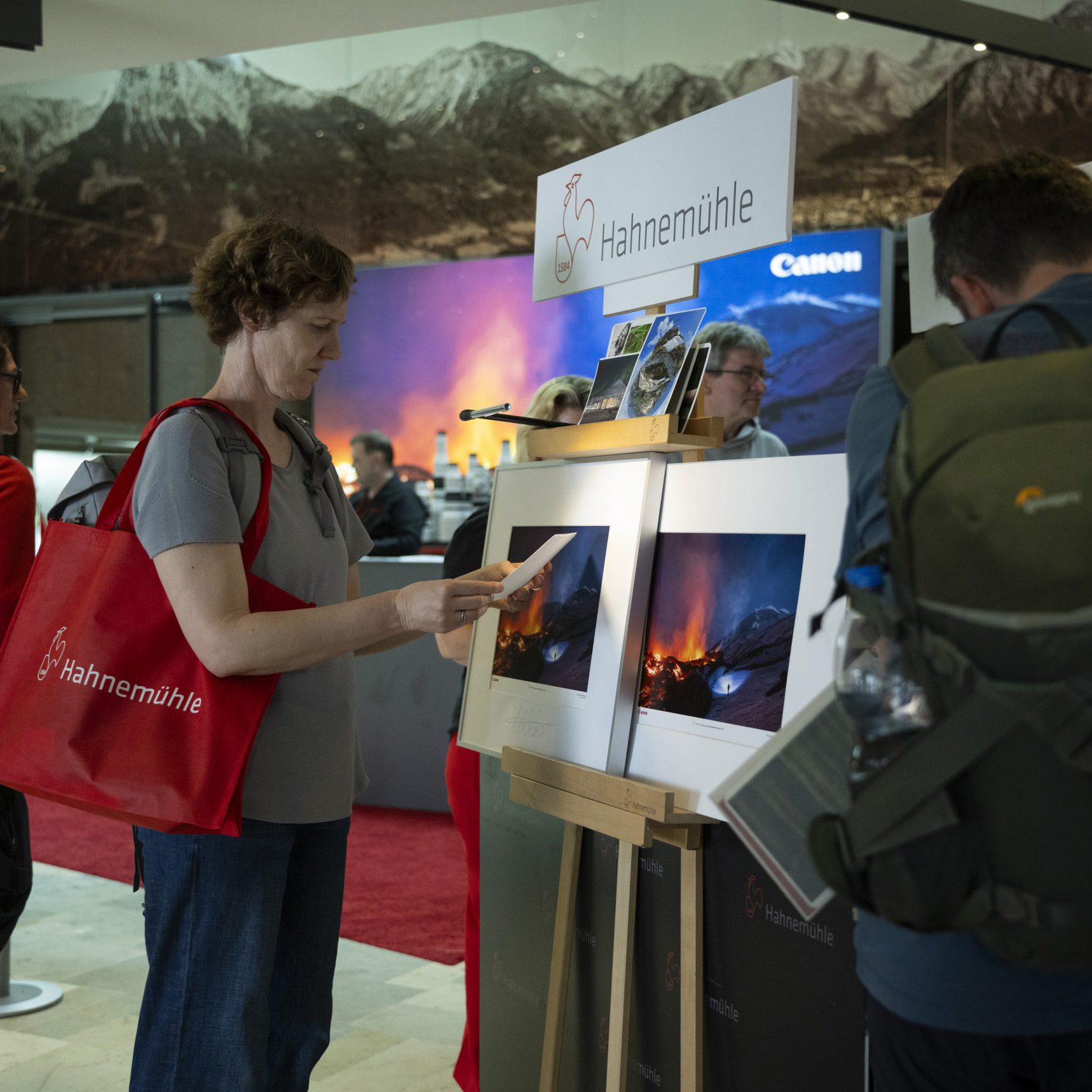 Besucher sehen und fühlen am Hahnemühle Print Cart eigene FineArt Inkjet und Fotodrucke auf dem Fotogipfel Oberstdorf ©René Zieger