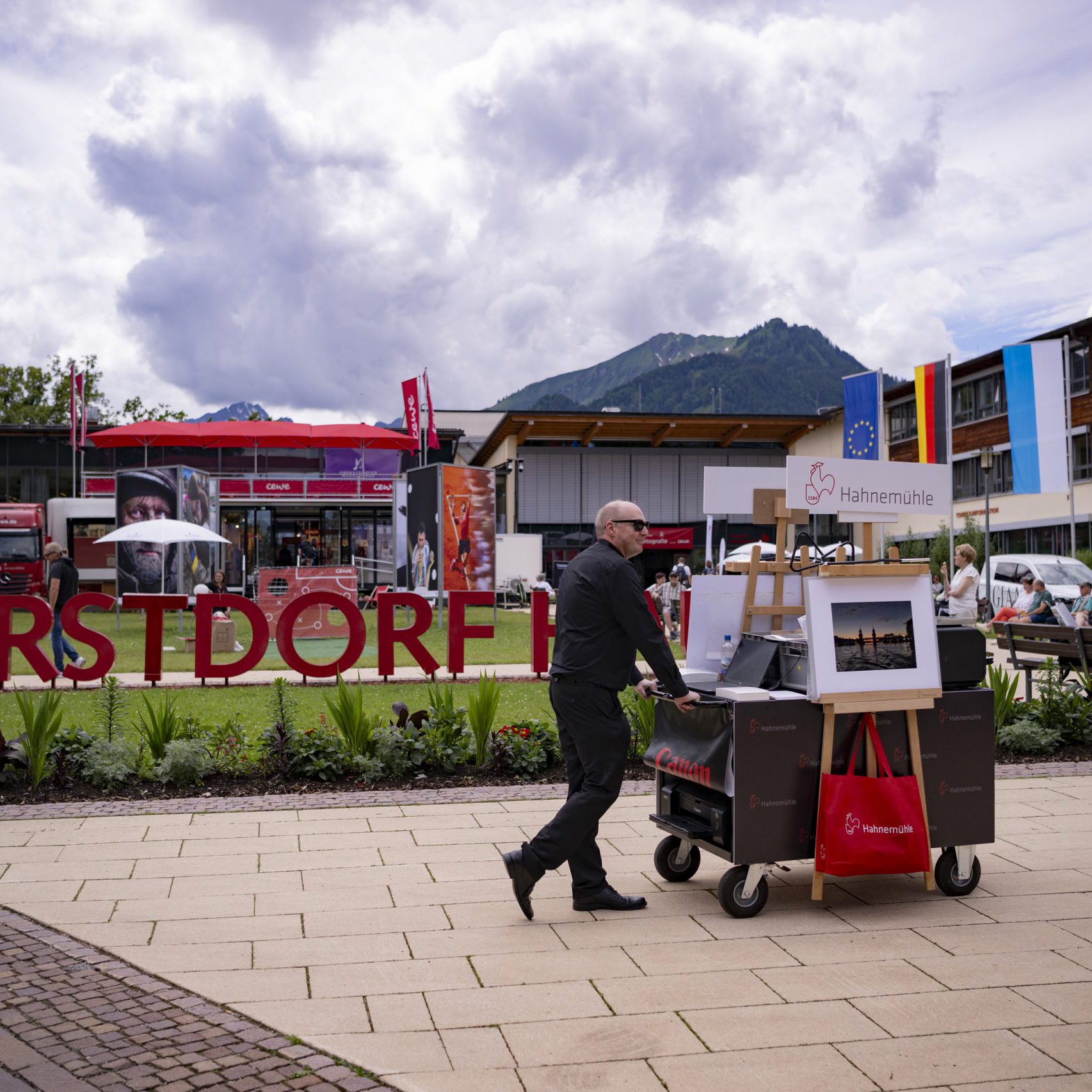 Das mobile Druckstudio von Hahnemühle tourt auf dem Oberstdorfer Fotogipfel und bietet FineArt Inkjet und Fotodrucke an ©René Zieger