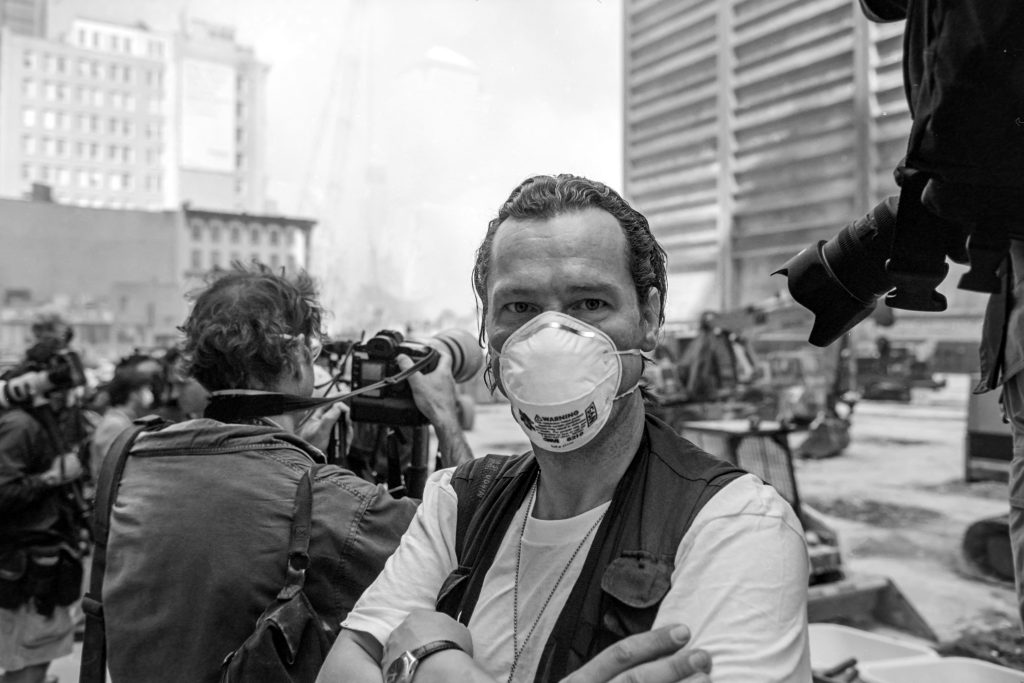 FAZ Fotograf Helmut FRicke am 11. Sepetmber 2001 am Ground Zero nach den Terroranschlägen auf das World Trade Center in New York